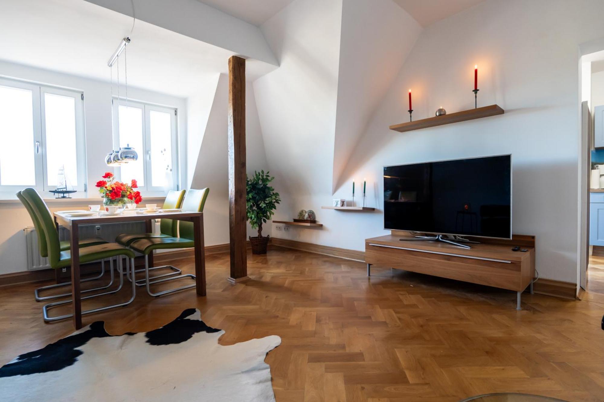 Doppelhaus- Villa Leipzig Schleussig , Moderner Altbau Apartment Dachetage Mit 2 Schlafzimmern Und Separatem Zusatzzimmer , Parkplatz - Balkon - Kamin - Eicheparkett - Arbeitsplatz Exterior foto