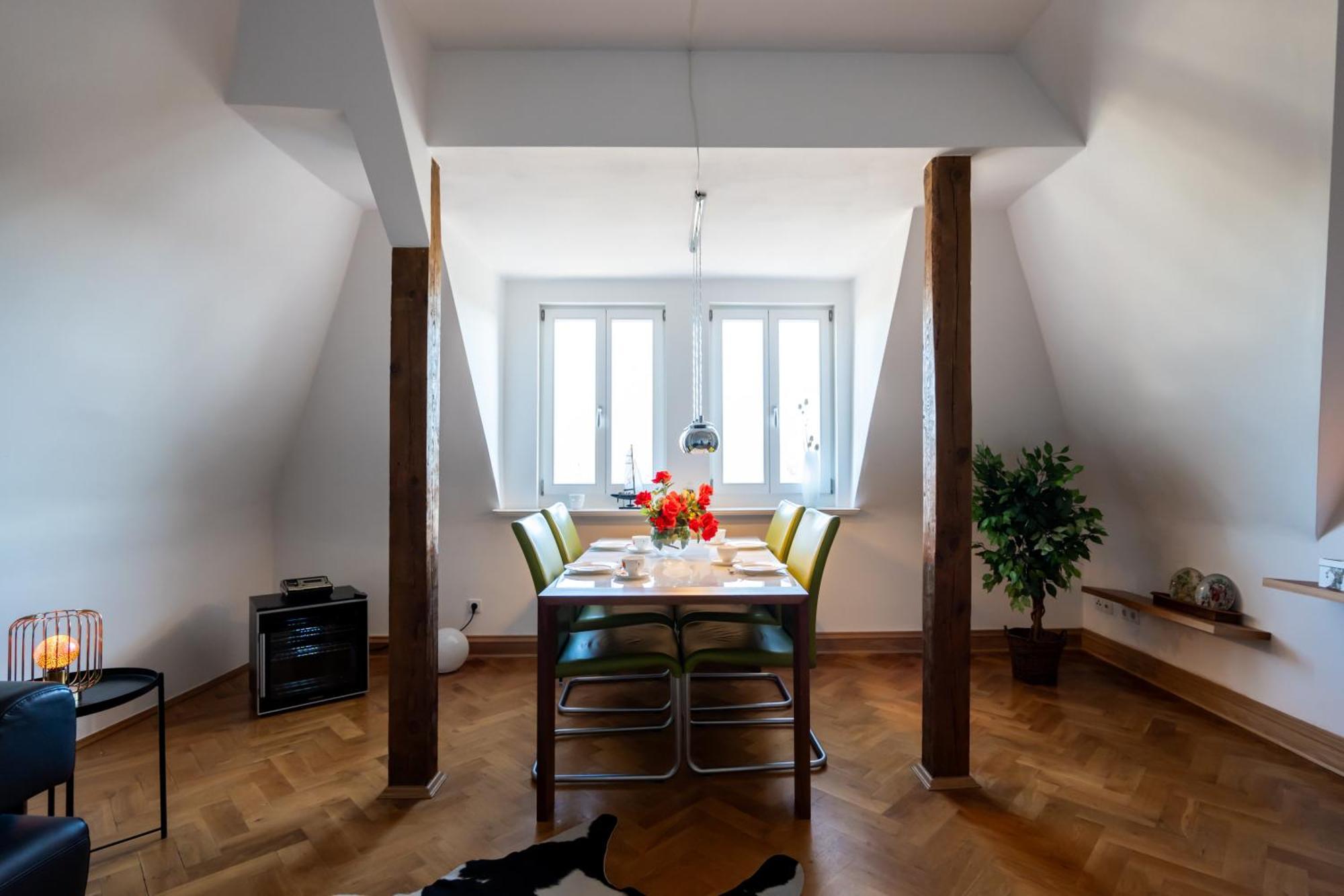 Doppelhaus- Villa Leipzig Schleussig , Moderner Altbau Apartment Dachetage Mit 2 Schlafzimmern Und Separatem Zusatzzimmer , Parkplatz - Balkon - Kamin - Eicheparkett - Arbeitsplatz Exterior foto