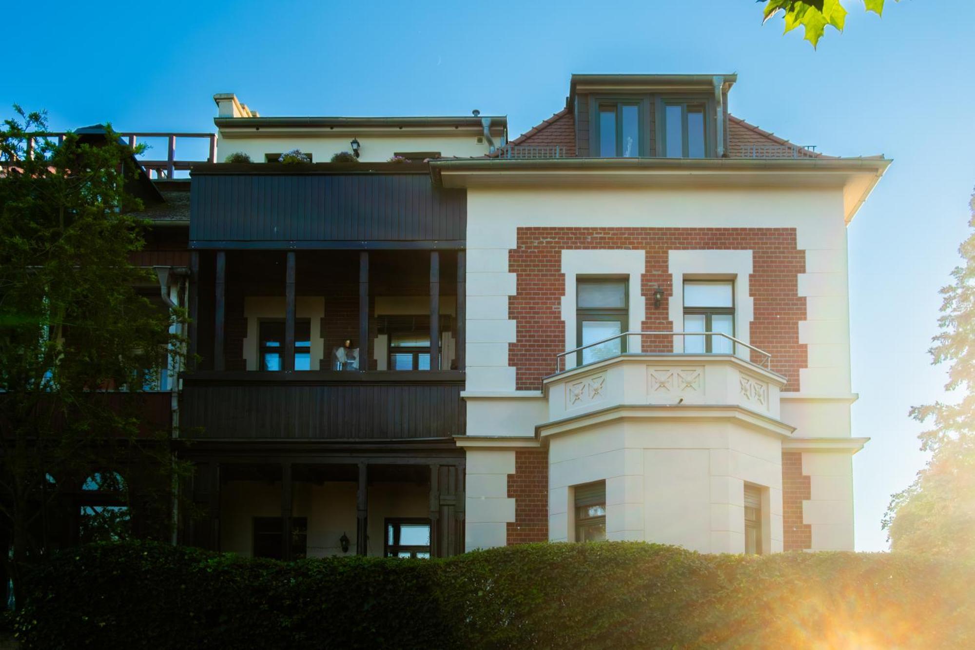 Doppelhaus- Villa Leipzig Schleussig , Moderner Altbau Apartment Dachetage Mit 2 Schlafzimmern Und Separatem Zusatzzimmer , Parkplatz - Balkon - Kamin - Eicheparkett - Arbeitsplatz Exterior foto