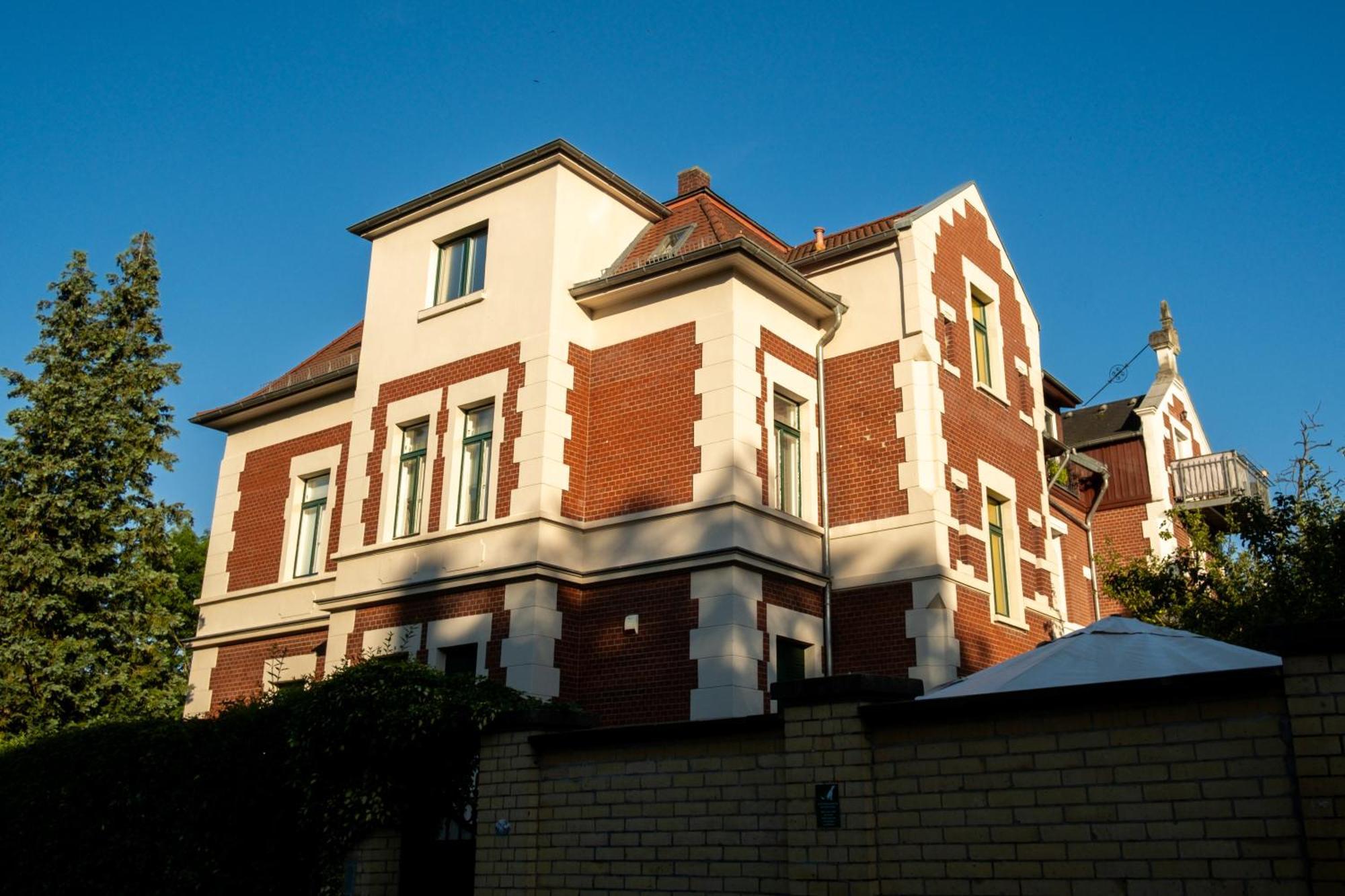 Doppelhaus- Villa Leipzig Schleussig , Moderner Altbau Apartment Dachetage Mit 2 Schlafzimmern Und Separatem Zusatzzimmer , Parkplatz - Balkon - Kamin - Eicheparkett - Arbeitsplatz Exterior foto